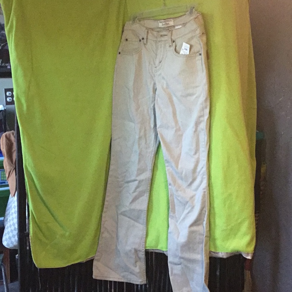 Light grey Levi’s